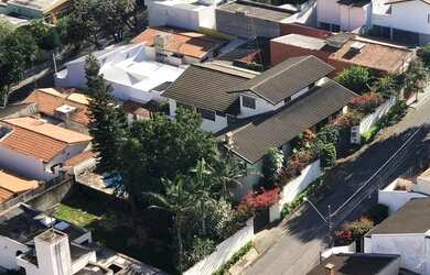 Imagem: A casa possui 3 Dormitórios, 3 Banheiros, 3 Vagas na garagem