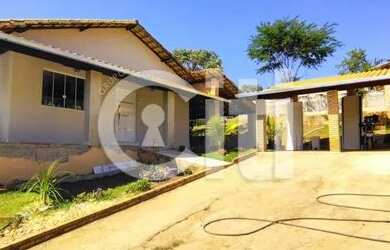 Imagem: A casa possui 3 Dormitórios, 2 Banheiros, 4 Vagas na garagem