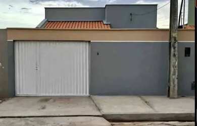 Imagem: A casa possui 2 Dormitórios, 2 Banheiros, 2 Vagas na garagem