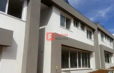 Imagem: A casa possui 4 Dormitórios, 5 Banheiros, 4 Vagas na garagem