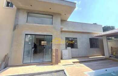 Imagem: A casa possui 3 Dormitórios, 3 Banheiros, 2 Vagas na garagem