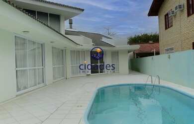 Imagem: A casa possui 5 Dormitórios, 4 Banheiros, 2 Vagas na garagem