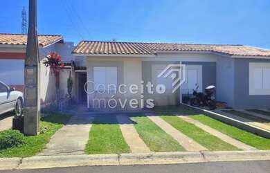 Imagem: A casa possui 3 Dormitórios, 2 Banheiros, 2 Vagas na garagem