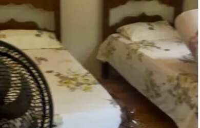 Imagem: A casa possui 4 Dormitórios, Acomodam 15 pessoas e 4 Vagas