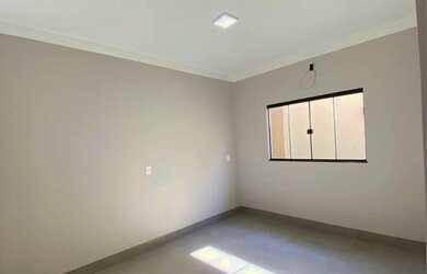 Imagem: A casa possui 3 Dormitórios, 2 Banheiros, 3 Vagas na garagem