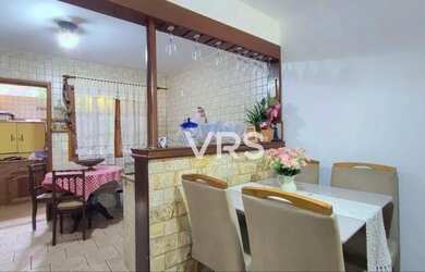 Imagem: A casa possui 3 Dormitórios, 2 Banheiros, 2 Vagas na garagem