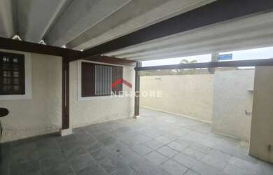 Imagem: A casa possui 2 Dormitórios, 1 Banheiro, 2 Vagas na garagem