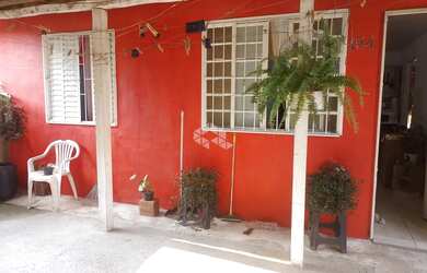 Imagem: A casa possui 2 Dormitórios, 1 Banheiro, 1 Vaga na garagem