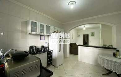 Imagem: A casa possui 3 Dormitórios, 2 Banheiros, 3 Vagas na garagem