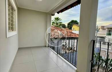 Imagem: A casa possui 4 Dormitórios, 2 Banheiros, 5 Vagas na garagem