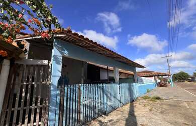 Imagem: A casa possui 2 Dormitórios, 2 Banheiros, 2 Vagas na garagem