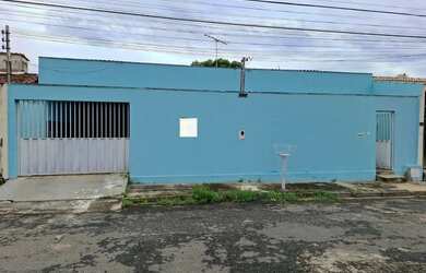 Imagem: A casa possui 3 Dormitórios, 2 Banheiros, 2 Vagas na garagem