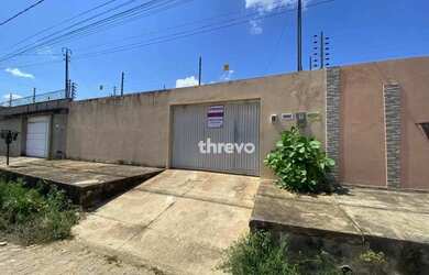 Imagem: A casa possui 3 Dormitórios, 1 Banheiro, 2 Vagas na garagem