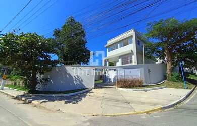 Imagem: A casa possui 4 Dormitórios, 2 Banheiros, 5 Vagas na garagem