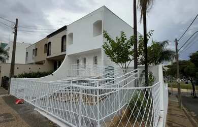 Imagem: A casa possui 4 Dormitórios, 4 Banheiros, 3 Vagas na garagem