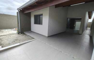 Imagem: A casa possui 3 Dormitórios, 2 Banheiros, 1 Vaga na garagem