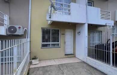 Imagem: A casa possui 2 Dormitórios, 1 Banheiro, 1 Vaga na garagem