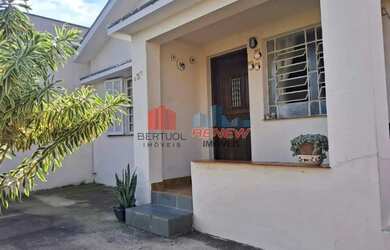 Imagem: A casa possui 2 Dormitórios, 2 Banheiros, 4 Vagas na garagem