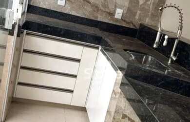 Imagem: A casa possui 3 Dormitórios, 2 Banheiros, 2 Vagas na garagem