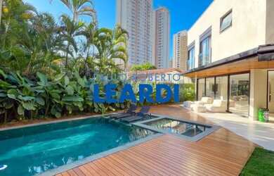 Imagem: A casa em condomínio possui 4 Dormitórios, 5 Banheiros, 4