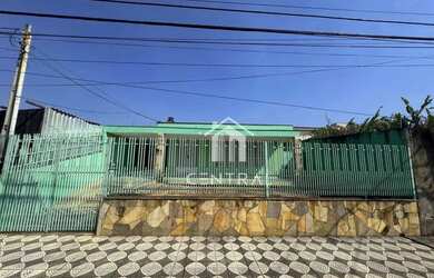 Imagem: A casa possui 3 Dormitórios, 1 Banheiro, 3 Vagas na garagem