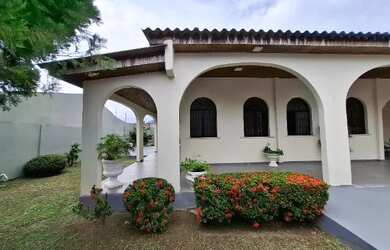 Imagem: A casa possui 4 Dormitórios, 4 Banheiros, 4 Vagas na garagem
