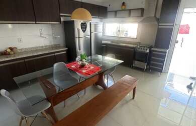 Imagem: A casa possui 3 Dormitórios, 2 Banheiros, 4 Vagas na garagem