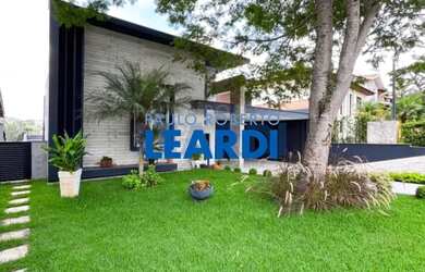 Imagem: A casa em condomínio à venda possui 3 Dormitórios, 5 Banheiros