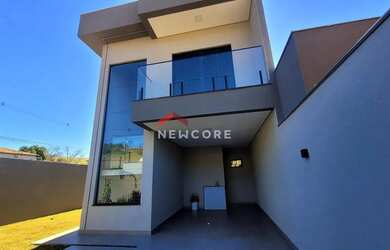 Imagem: A casa possui 3 Dormitórios, 2 Banheiros, 2 Vagas na garagem