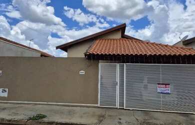 Imagem: A casa possui 2 Dormitórios, 1 Banheiro, 1 Vaga na garagem