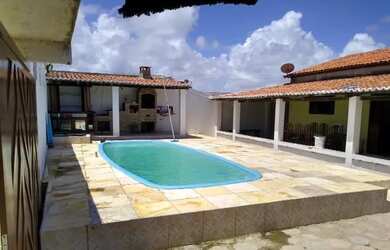 Imagem: A casa possui 3 Dormitórios, Acomodam 30 pessoas, 3 Vagas na