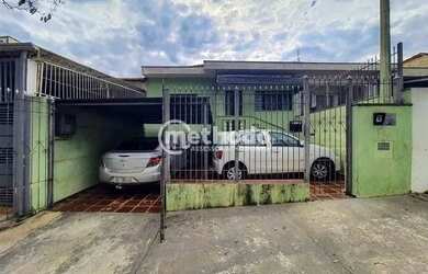 Imagem: A casa possui 2 Dormitórios, 2 Banheiros, 2 Vagas na garagem