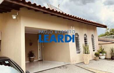 Imagem: A casa possui 4 Dormitórios, 2 Banheiros, 4 Vagas na garagem