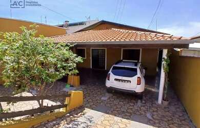 Imagem: A casa possui 3 Dormitórios, 1 Banheiro, 3 Vagas na garagem