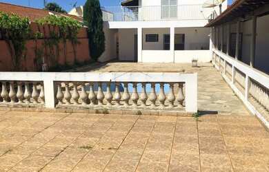 Imagem: A casa possui 1 Dormitório, 4 Banheiros, 3 Vagas na garagem