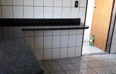 Imagem: A casa possui 2 Dormitórios e 1 Banheiro e está localizado