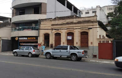 Imagem: A casa possui 3 Dormitórios, 1 Banheiro e está localizado