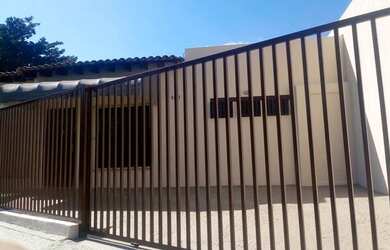 Imagem: A casa possui 3 Dormitórios, 3 Banheiros, 2 Vagas na garagem