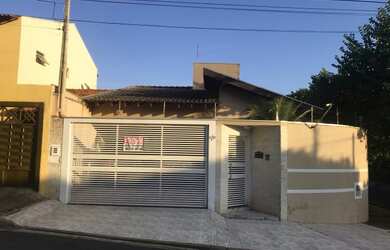 Imagem: A casa possui 3 Dormitórios, 3 Banheiros, 2 Vagas na garagem