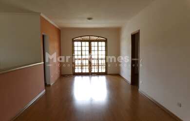 Imagem: A casa possui 3 Dormitórios, 5 Banheiros, 4 Vagas na garagem