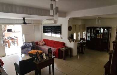 Imagem: A casa possui 3 Dormitórios, 4 Banheiros, 4 Vagas na garagem