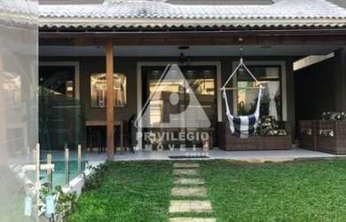 Imagem: A casa em condomínio possui 4 Dormitórios, 5 Banheiros, 1