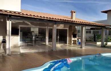 Imagem: A casa em condomínio possui 5 Dormitórios, 5 Banheiros, 5