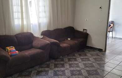 Imagem: A casa possui 3 Dormitórios, 1 Banheiro, 2 Vagas na garagem