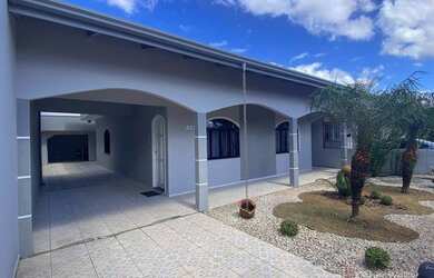 Imagem: A casa possui 3 Dormitórios, 2 Banheiros, 4 Vagas na garagem