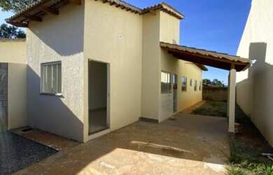 Imagem: A casa possui 2 Dormitórios, 2 Banheiros, 2 Vagas na garagem