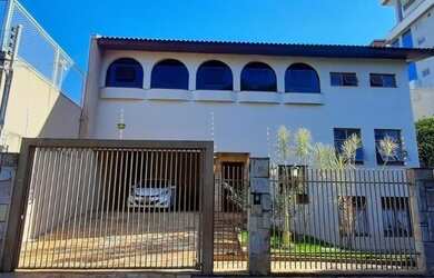 Imagem: A casa possui 5 Dormitórios, 4 Banheiros, 537m² de Área e