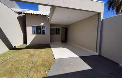 Imagem: A casa possui 2 Dormitórios, 3 Banheiros, 2 Vagas na garagem