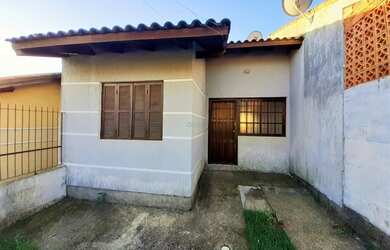 Imagem: A casa possui 2 Dormitórios, 1 Banheiro, 1 Vaga na garagem