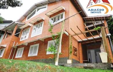 Imagem: A casa possui 4 Dormitórios, 4 Banheiros, 4 Vagas na garagem